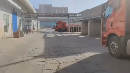 高效采油聚丙烯酰胺产品装车工厂厂区全景图，展示现代化生产设备与装车流程。