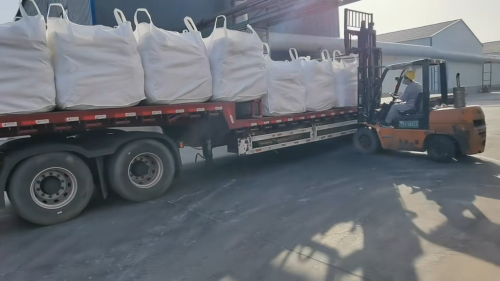聚丙烯酰胺产品装车过程，精确高效，确保质量
